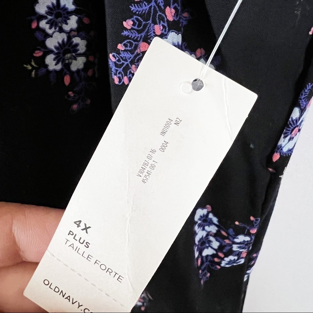 Old Navy Black Floral‎ Sleeveless Plus Size Blouse - Picture 4 of 6
